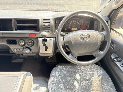 Toyota Commuter 3.0 G (Y2019)