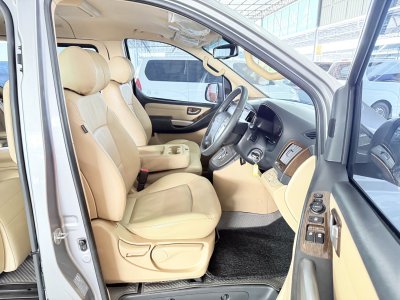 Hyundai H-1 2.5 Deluxe (Y 2018) Wagon AT