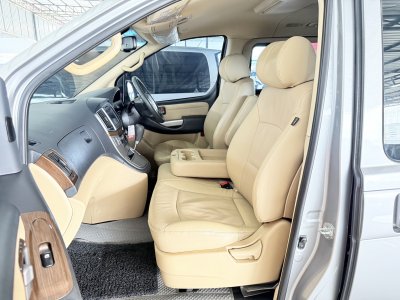 Hyundai H-1 2.5 Deluxe (Y 2018) Wagon AT