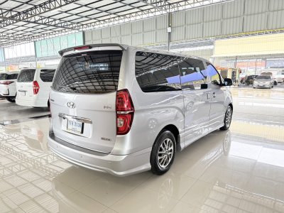 Hyundai H-1 2.5 Deluxe (Y 2018) Wagon AT