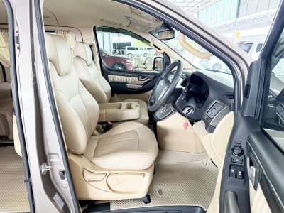 Hyundai Grand Starex 2.5 VIP (ปี 2016) Wagon AT