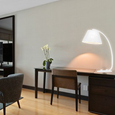 โคมไฟตั้งโต๊ะ รุ่น 08-TB-S3013L-WH (E27x1) สีขาว