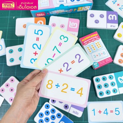 หนูน้อยฝึกนับเลขด้วยหมุดหลากสี