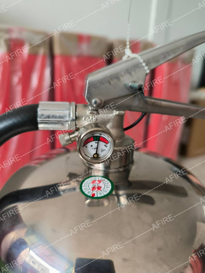 เครื่องดับเพลิงชนิด นํ้าสะสมแรงดัน ยี่ห้อ FIRE MAN