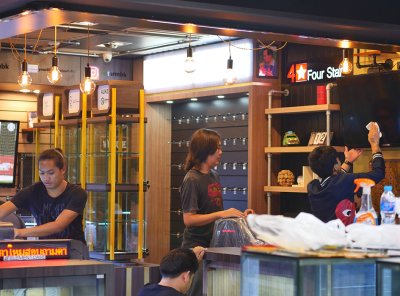 ออกแบบร้านจำหน่ายมือถือ ร้าน 4 star ห้างมาบุญครอง กรุงเทพมหานคร