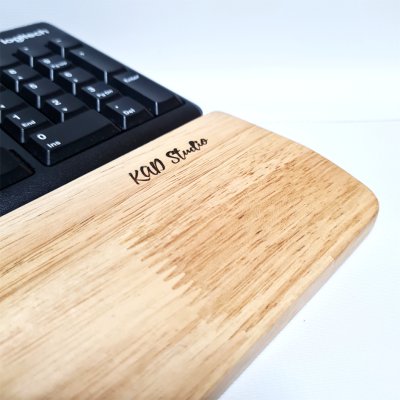 KADStudio ที่พักข้อมือไม้แท้สลักชื่อ (K93)