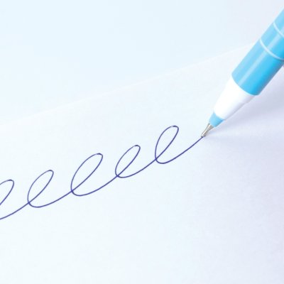 ยกกล่อง 50 ชิ้น Elfen Liso Smile ปากกาลูกลื่น หมึกสีน้ำเงิน 0.5 mm. คละสี