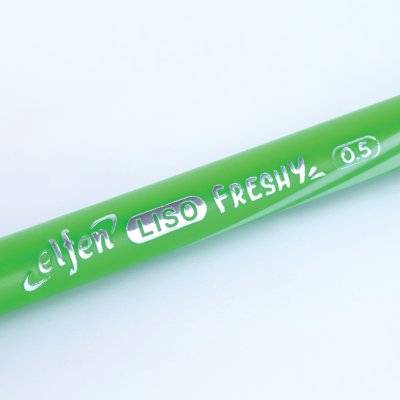 ยกกล่อง 50 ชิ้น Elfen Liso Freshy ปากกาลูกลื่น หมึกสีน้ำเงิน 0.5 mm. คละสี