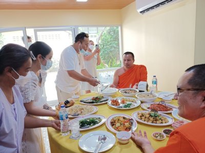 ถวายอาหารเลี้ยงเพลพระ #พระมหาสมปอง ณ วัดสร้อยทอง