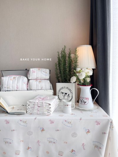 Cupid's table tablecloth