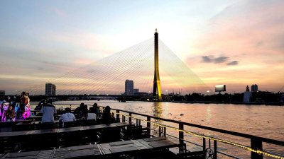 Spettacolo di Calypso Bangkok all'Asiatique con cena sul crociera al tramonto/o senza cena solo spettacolo