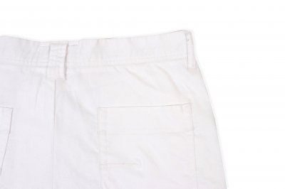 กางเกงขาสั้นสีขาว
