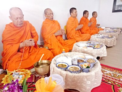 งานวันที่ 26-4-61 พิธีสงฆ์ประหยัด ทำบุญบ้านเลี้ยงพระ คุณตรีชฎา บางบ่อ