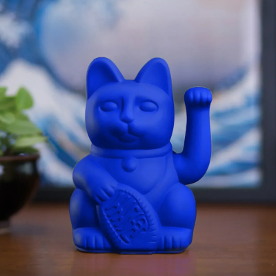 Gizmo Lucky Cat The Classic Collection แมวกวักสี Royal Blue สัญลักษณ์แห่งความสุขุมและความน่าเชื่อถือ