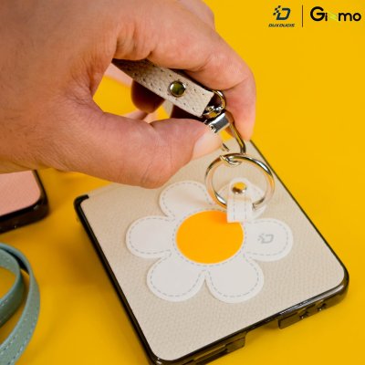 DuxDucis Luvy เคสหนัง Z Flip7 ลาย 3D พร้อมสายคล้องมือ