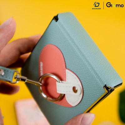 DuxDucis Luvy เคสหนัง Z Flip7 ลาย 3D พร้อมสายคล้องมือ