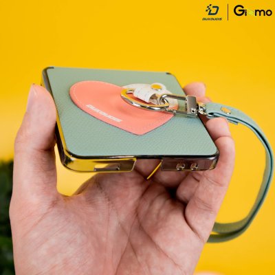 DuxDucis Luvy เคสหนัง Z Flip7 ลาย 3D พร้อมสายคล้องมือ