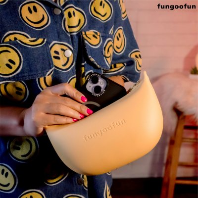 Fungoofun Banana Bun Bag กระเป๋าสะพายทรงกล้วย ดีไซน์มินิมอล สีสันสดใส รุ่น F553