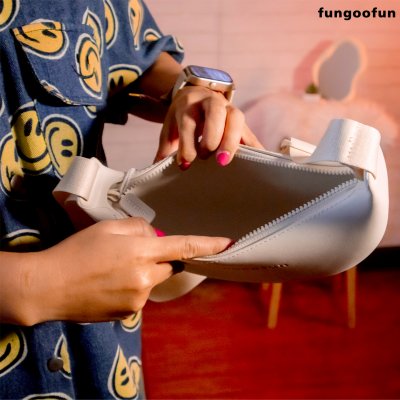 Fungoofun Banana Bun Bag กระเป๋าสะพายทรงกล้วย ดีไซน์มินิมอล สีสันสดใส รุ่น F553