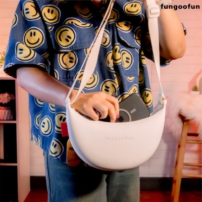 Fungoofun Banana Bun Bag กระเป๋าสะพายทรงกล้วย ดีไซน์มินิมอล สีสันสดใส รุ่น F553
