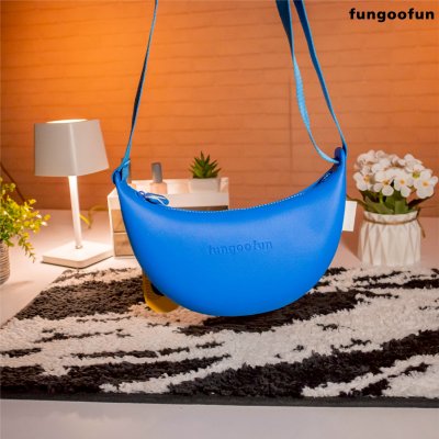 Fungoofun Banana Bun Bag กระเป๋าสะพายทรงกล้วย ดีไซน์มินิมอล สีสันสดใส รุ่น F553