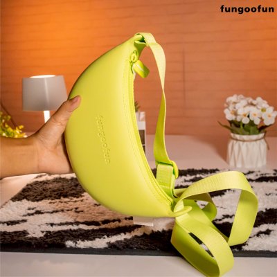 Fungoofun Banana Bun Bag กระเป๋าสะพายทรงกล้วย ดีไซน์มินิมอล สีสันสดใส รุ่น F553