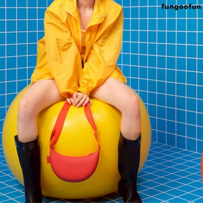 Fungoofun Banana Bun Bag กระเป๋าสะพายทรงกล้วย ดีไซน์มินิมอล สีสันสดใส รุ่น F553