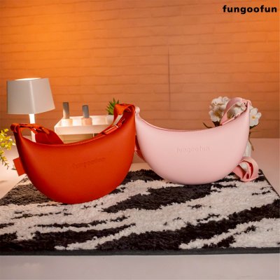 Fungoofun Banana Bun Bag กระเป๋าสะพายทรงกล้วย ดีไซน์มินิมอล สีสันสดใส รุ่น F553