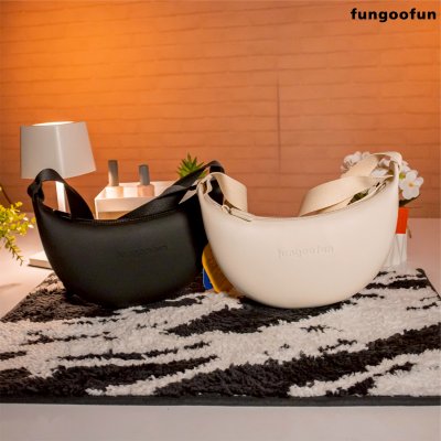 Fungoofun Banana Bun Bag กระเป๋าสะพายทรงกล้วย ดีไซน์มินิมอล สีสันสดใส รุ่น F553