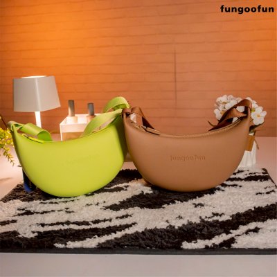Fungoofun Banana Bun Bag กระเป๋าสะพายทรงกล้วย ดีไซน์มินิมอล สีสันสดใส รุ่น F553
