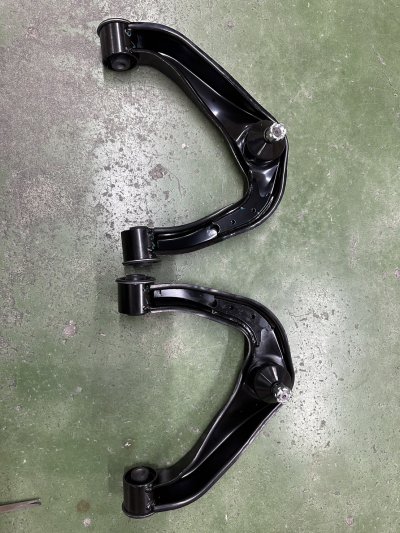 ปีกนกบน NS NAVARA5-6เกียร +ลูกหมาก R SAK