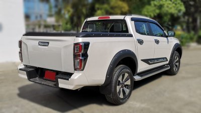 17 Dmax 19 Fender V4 F