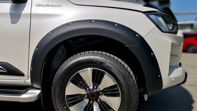 17 Dmax 19 Fender V4 F