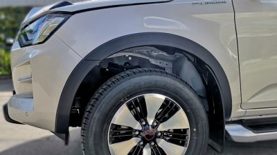 18 Dmax 19 Fender V5 F