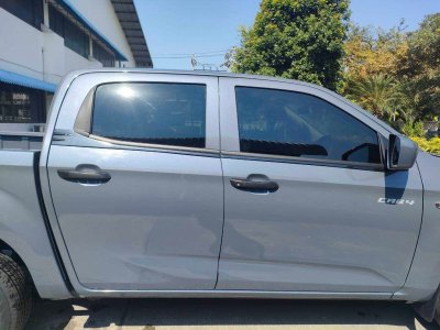 2 Door decorative panel trim 4 pcs DMAX 2020-2024 (รุ่น 4 ประตู) 4 ชิ้น