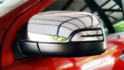 26 ครอบไฟเลี้ยวกระจกมองข้าง (ผิวดำในตัว)