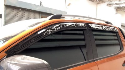 1 กันสาดข้างประตู ลายโคลน