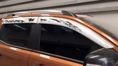 1 กันสาดข้างประตู ลายโคลน