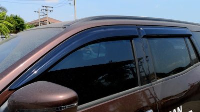 2 กันสาดข้างประตู