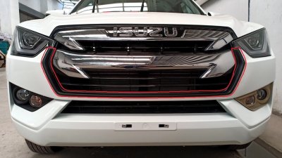 34 Front Grill Trim (lower)