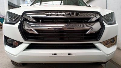 34 Front Grill Trim (lower)