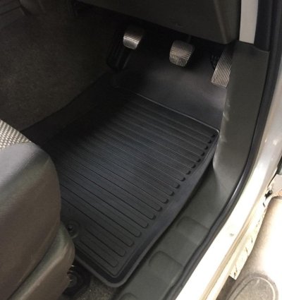 31 Car floor mats (5 pcs.)  NISSAN NAVARA (YEAR 2006-2013)