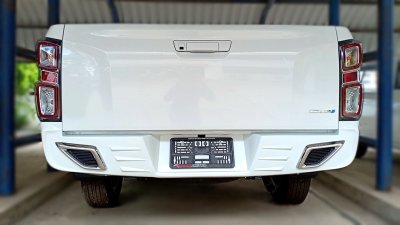 40 Rear Bumper Cover (2WD) V 2