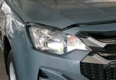 1 Head lamp cover areylic ISUZU DMAX 2023