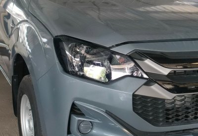 1 Head lamp cover areylic ISUZU DMAX 2023