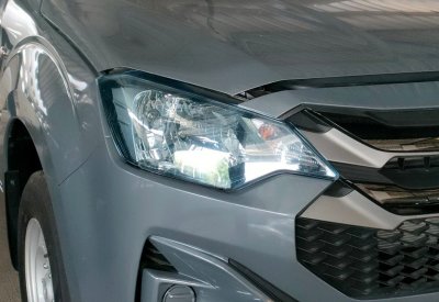 1 Head lamp cover areylic ISUZU DMAX 2023