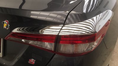 3 Tail Lamp Trim (R)