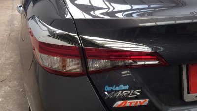 3 Tail Lamp Trim (R)