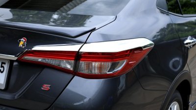 3 Tail Lamp Trim (R)