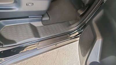 9 กันรอยชายบันได INNOVA ZENIX 2023 (4 ชิ้น)